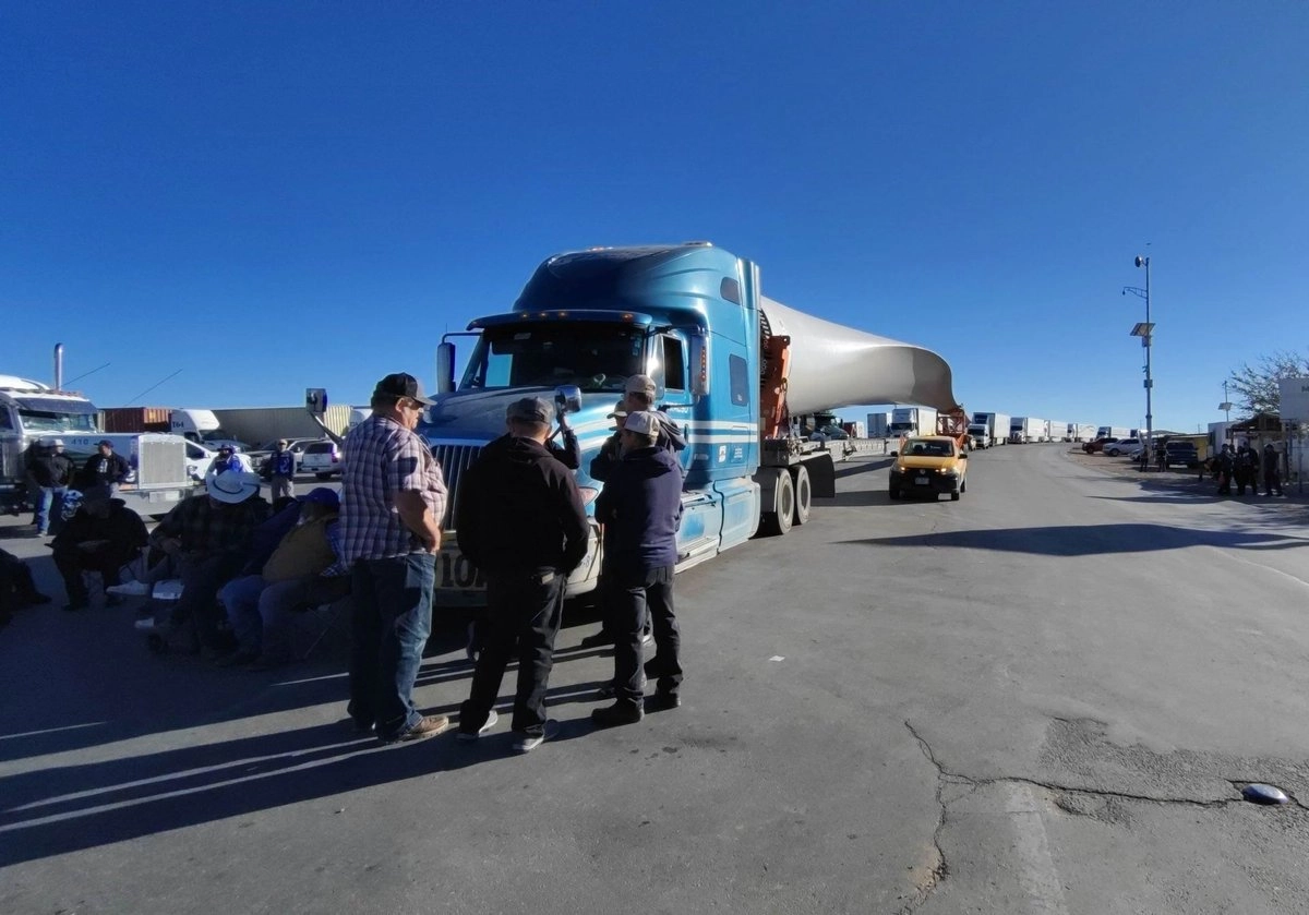 Después de una reunión que se había prolongado por más de 13 horas en la Secretaría de Gobernación, la dependencia federal expuso que se instalaron tres mesas de trabajo: “una para abordar las inquietudes que tienen en torno al tema de seguridad en carreteras; otra para aclarar dudas sobre los ordenamientos legales en materia de agua, y la tercera para atender los temas del campo”. Foto