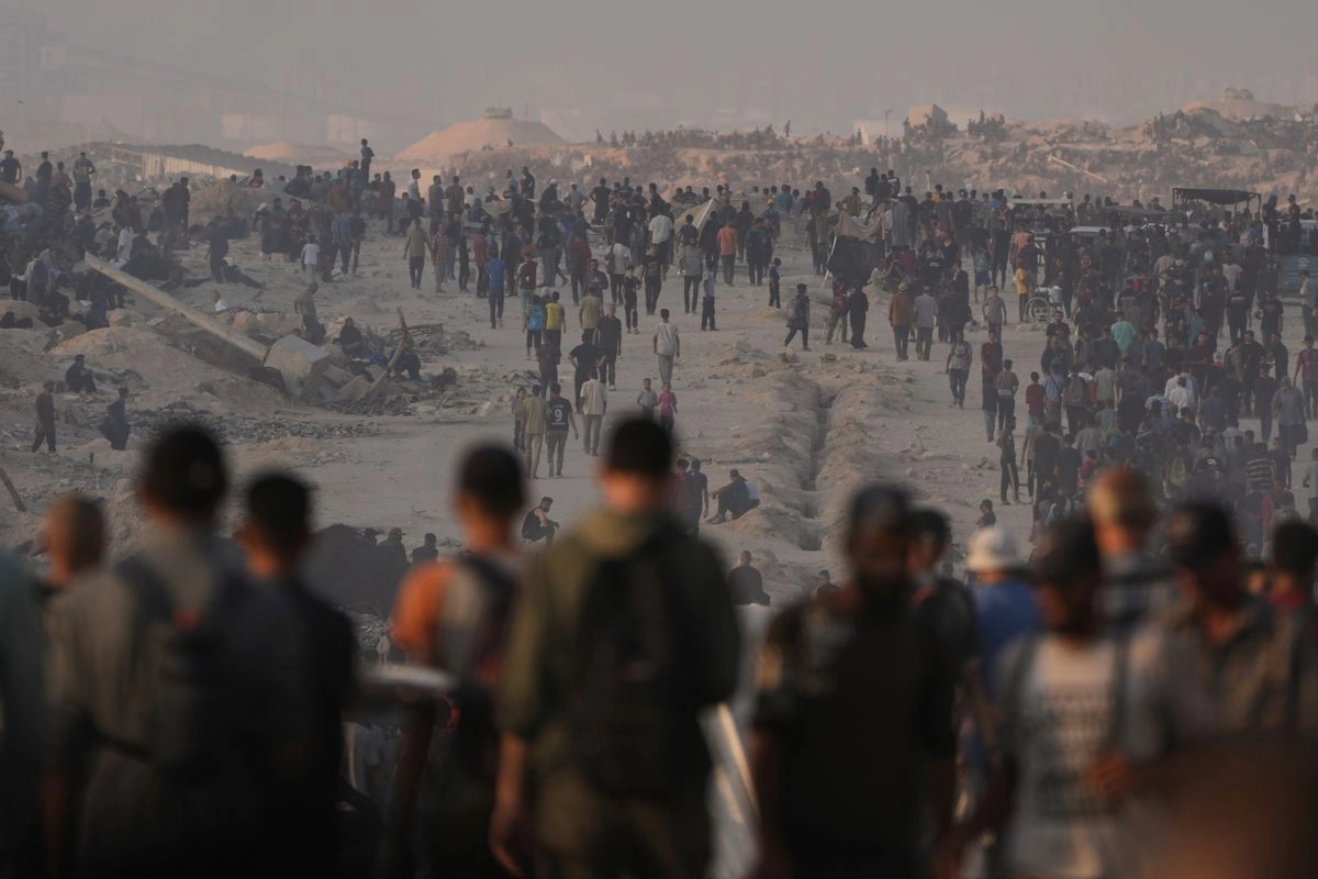 Palestinos caminan por una carretera hacia una zona en el norte de la Franja de Gaza por donde ingresan camiones con ayuda humanitaria, en la ciudad de Gaza, el viernes 25 de julio de 2025. Foto