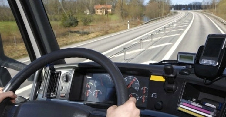 Desinfectar continuamente volante, manijas, celular, tablero y llaves del tractocamión. Foto. CANACAR.