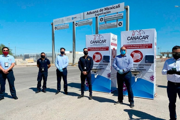 En total se donaron cuatro lavamanos para instalarse en dos retenes militares y dos aduanas, beneficiando alrededor de cuatro mil operadores diarios. Foto cortesía CANACAR.