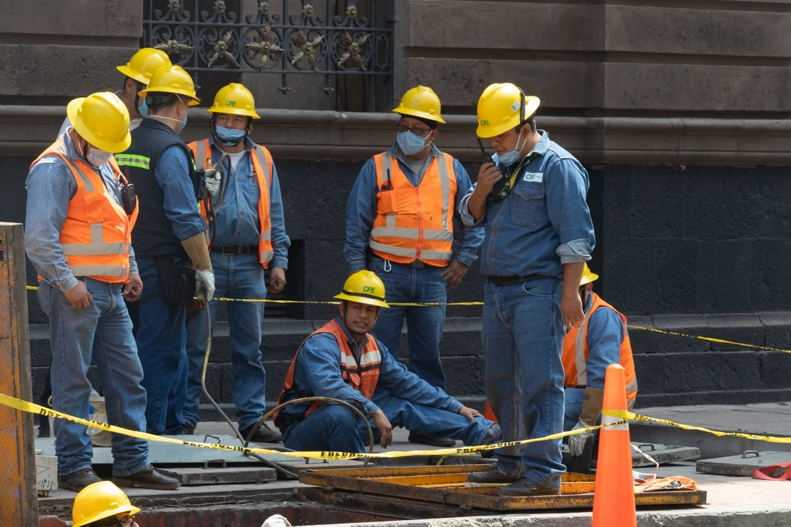Trabajadores de CFE en el Centro de la CDMX. Foto Pablo Ramos/ archivo