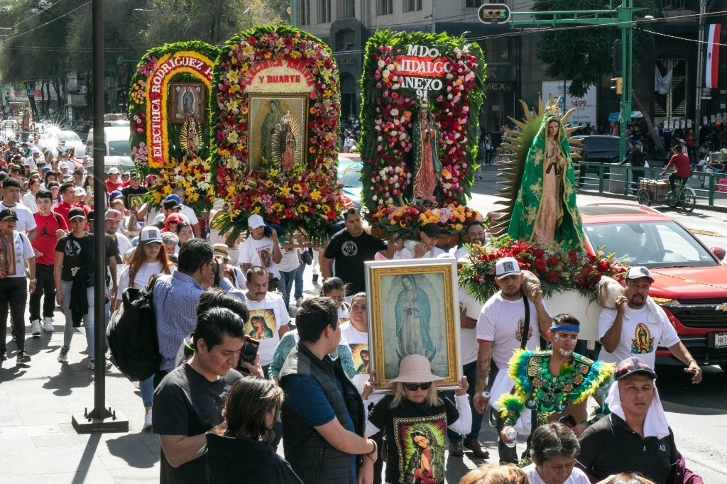 Mientras tanto peregrinos continuaron este lunes arribando a las inmediaciones del templo Guadalupano para visitar a la morenita del Tepeyac en vísperas de su onomástico. Foto Cuartoscuro