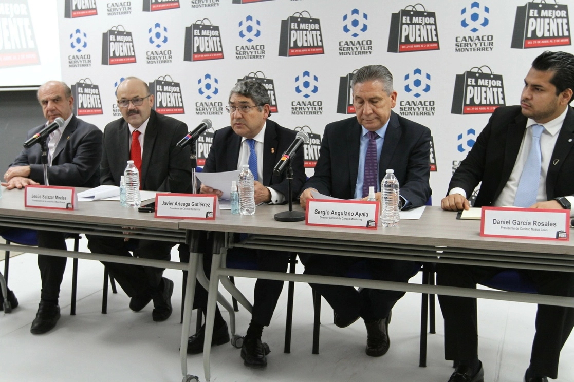 Javier Arteaga Gutiérrez (centro), presidente de la Cámara Nacional de Comercio y Servicios Turísticos de Monterrey. Foto tomada del Twitter de @canacomonterrey / Archivo