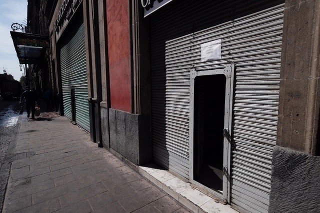 Comercios en el Centro Histórico sólo están autorizados para entregar mercancía fuera de sus instalaciones. Foto LA JORNADA/Cristina Rodríguez