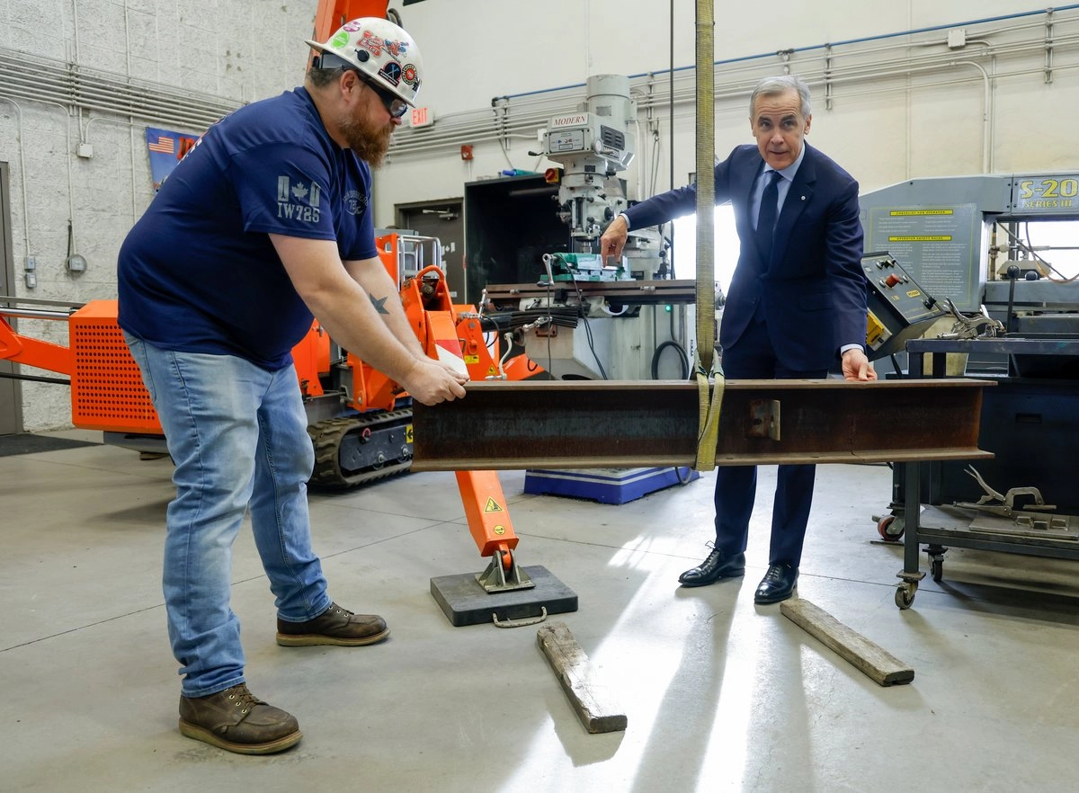 l primer ministro de Canadá, Mark Carney (der.), firmó este jueves un acuerdo con Alberta, una provincia rica en petróleo, para construir un nuevo oleoducto. Foto