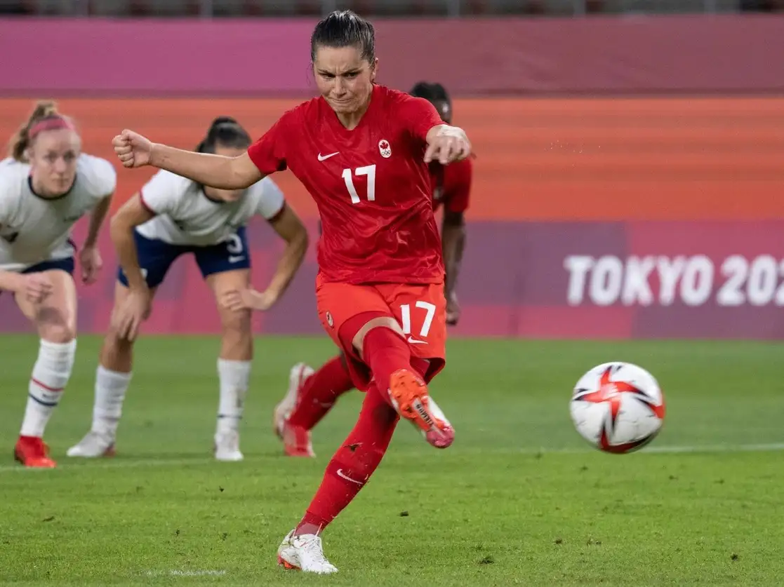 La mediocampista canadiense Jessie Fleming realiza su gol de penalti durante la semifinal contra Estados Unidos en los Juegos Olímpicos de Tokio 2020, el 2 de agosto de 2021. Foto Ap