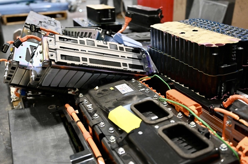 Baterías usadas en una planta de reciclaje de Canadá. Foto Afp