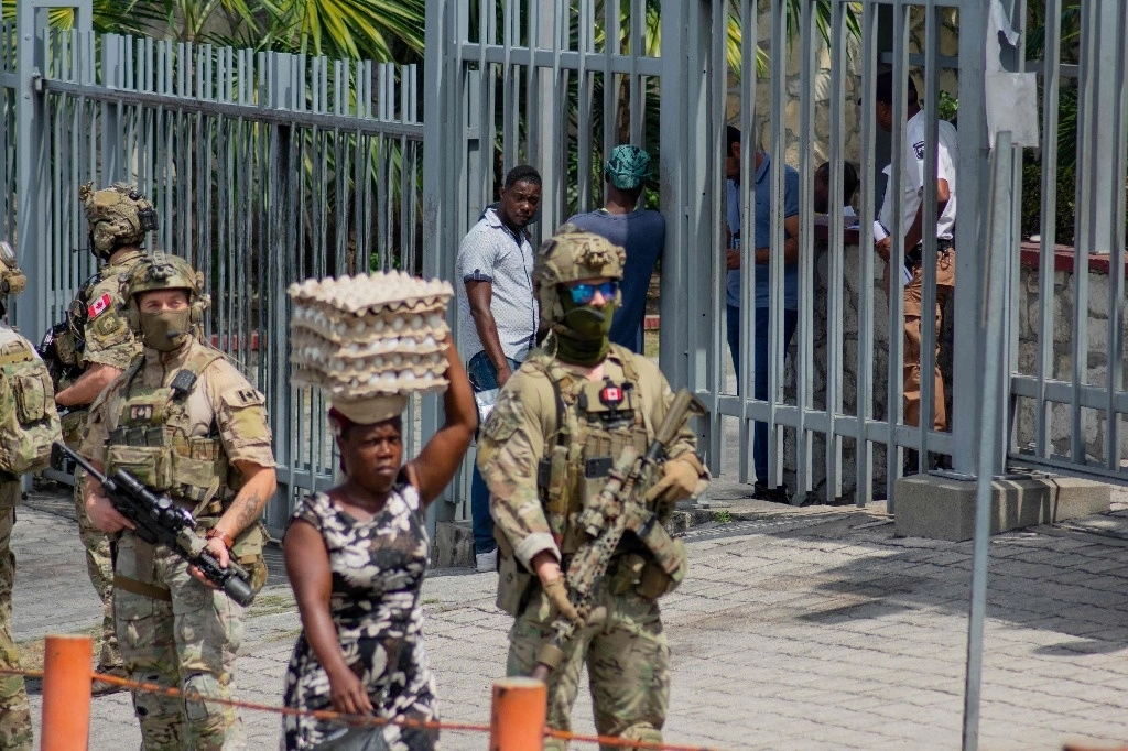 Militares canadienses resguardan el edificio de su embajada en Puerto Príncipe, Haití. Foto Afp.