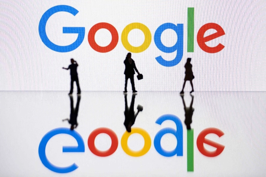 Esta fotografía ilustrativa tomada el 30 de octubre de 2023 en Mulhouse, este de Francia, muestra figuras junto a una pantalla que muestra el logotipo de Google. Foto Afp