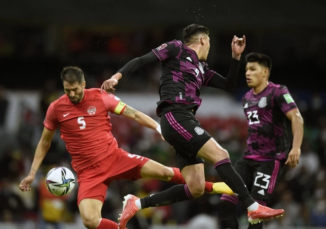 El jugador de Canadá, Steven Vitoria (izq) diputa la esférica con Edson Alvarez (c) y Jesús Gallardo (der) de México. Foto Afp