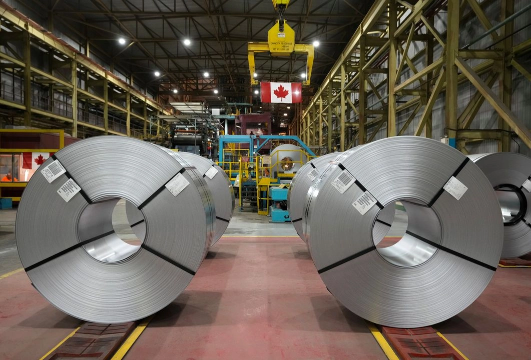 Rollos de acero en la siderúrgica Dofasco, de ArcelorMittal, en Hamilton, Ontario, el 12 de marzo de 2025. Foto Nathan Denette / The Canadian Press vía 