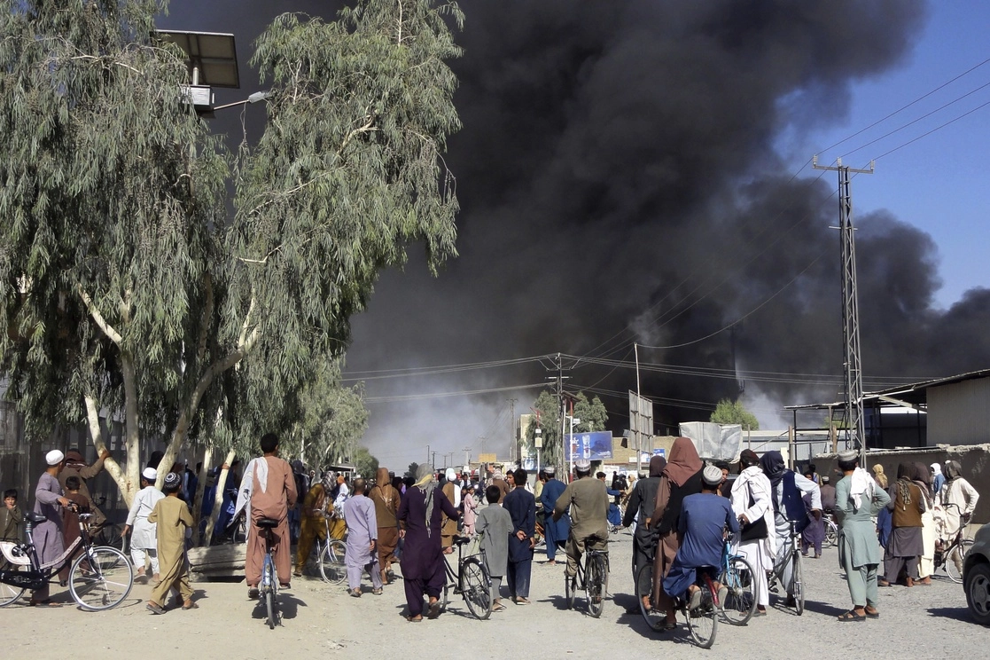 El humo se eleva sobre la ciudad de Kandahar durante los enfrentamientos entre los talibanes y las fuerzas de seguridad de Afganistán. Foto Ap