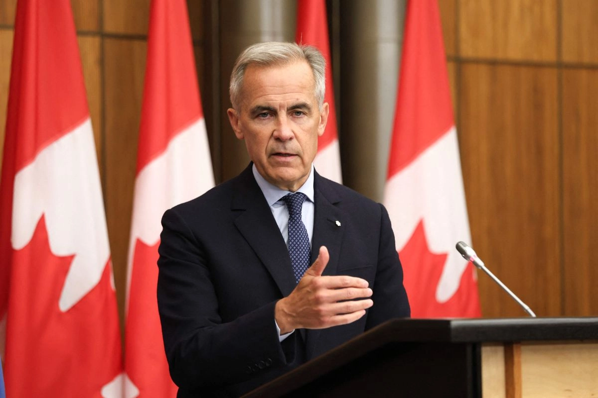 El primer ministro canadiense, Mark Carney, habla durante una conferencia de prensa tras una reunión de gabinete para abordar las negociaciones comerciales con Estados Unidos y la situación en Oriente Medio, en el Teatro Nacional de Prensa de Ottawa, Ontario, Canadá, el 30 de julio de 2025.