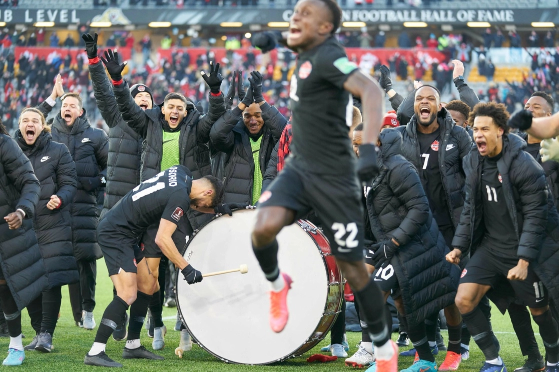 El equipo canadiense celebra su victoria sobre Estados Unidos en su partido de clasificación para la Copa Mundial en Hamilton, Ontario. Foto Afp