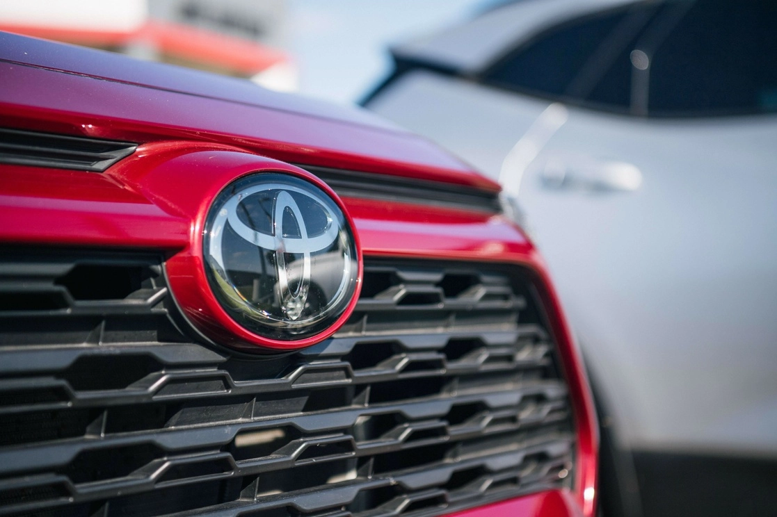 Un vehículo Toyota en un lote de ventas en el concesionario Joe Myers Toyota el 4 de enero de 2022 en Houston, Texas. Toyota Motor Corp fue clasificado como el fabricante de automóviles número 1 en Estados Unidos después de superar a General Motors en ventas de automóviles por primera vez desde 1931. Foto Afp / Archivo
