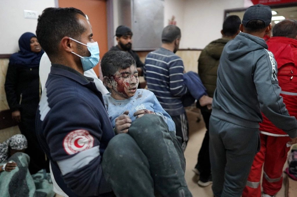 Palestinos heridos son trasladados al Hospital de los Mártires de Al-Aqsa en Deir al-Balah el 19 de marzo de 2024. Foto Afp