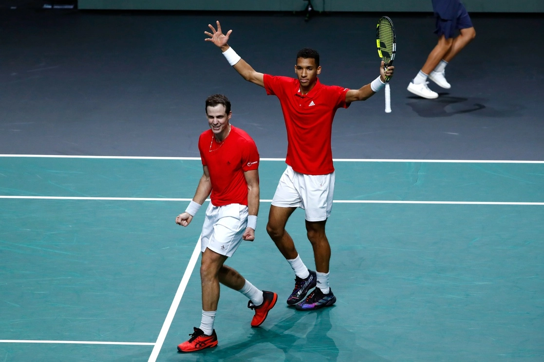 Vasek Pospisil y Felix Auger Aliassime celebran la clasificación de Canadá a la final de la Copa Davis. Foto Ap

