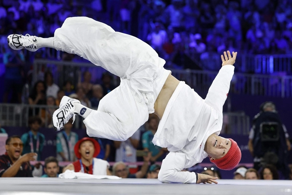 El canadiense Philip Kim, conocido como Phil Wizard, compite en la batalla por la medalla de oro de break dance masculino de los Juegos Olímpicos de París 2024 en La Concorde en París, el 10 de agosto de 2024. Foto Afp