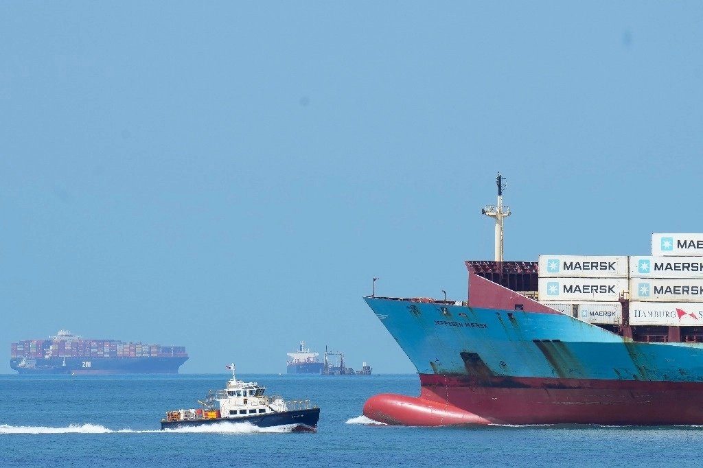  Un carguero navega hacia el Océano Pacífico después de su tránsito por el Canal de Panamá, visto desde la Ciudad de Panamá, el 3 de agosto de 2023. Foto Ap