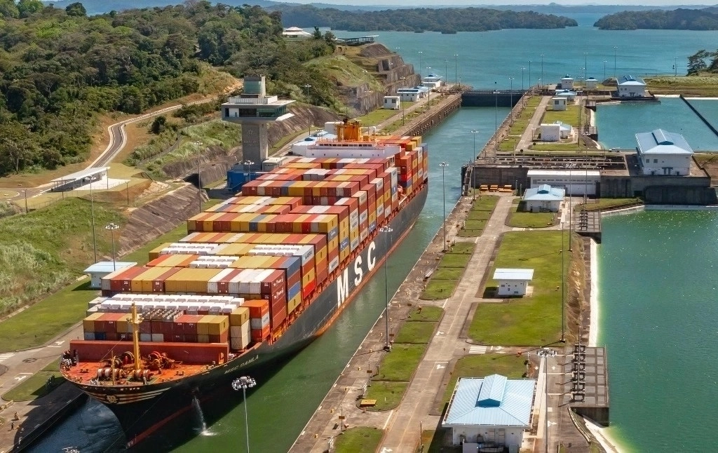 l canal centroamericano, por donde transita alrededor de 5 por ciento del comercio global, ha impuesto desde 2023 diversas restricciones de paso. Foto Europa Press