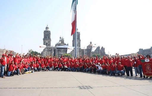 Como parte de la conmemoración del Día del Trabajo, integrantes del Sindicato Minero salieron ayer a las calles en Sonora y la CDMX para demandar una solución definitiva al conflicto que estalló desde 2007 en el yacimiento operado por Grupo México, de Germán Larrea. 