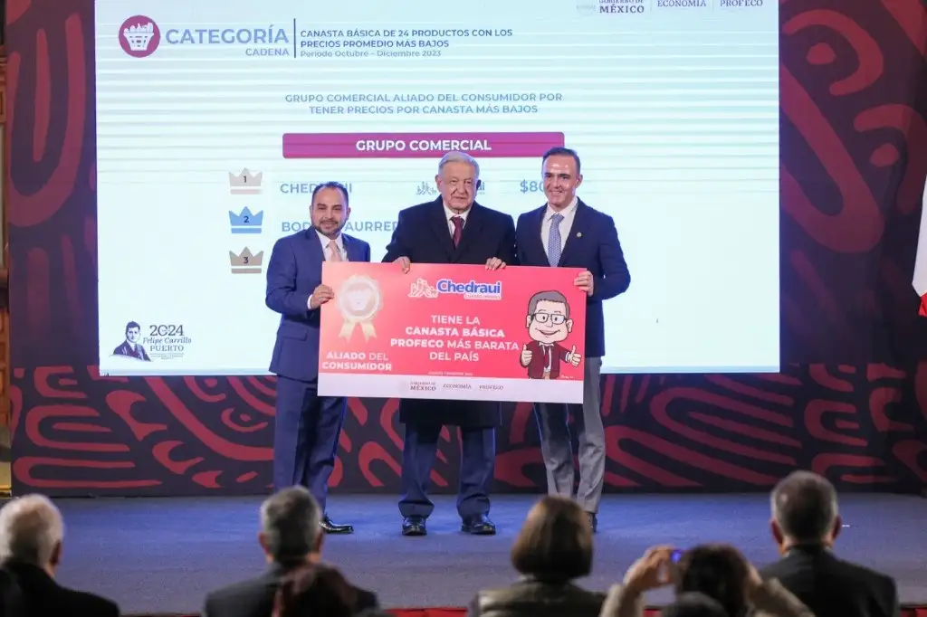 El titular de Profeco, David Aguilar, destacó que producto del acuerdo que se mantiene con las cadenas de autoservicio se ha logrado una estabilidad de precios de los 24 productos básicos, durante la conferencia presidencial matutina en Palacio Nacional, en la Ciudad de México, el 29 de enero de 2024. Foto Pablo Ramos