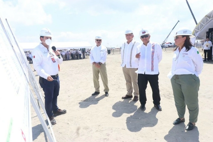 En redes sociales, López Hernández publicó sus condolencias por la muerte de Daniel Flores en un accidente aéreo, acompañado de esta imagen, donde aparece junto al empresario, Octavio Romero, director de Pemex y el presidente Andrés Manuel López Obrador. Foto tomada de Twitter @adan_augusto.
