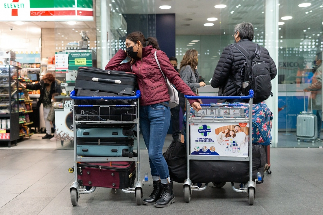 Usuarios del AICM esperan sus vuelos en la Terminal 2. Foto Pablo Ramos