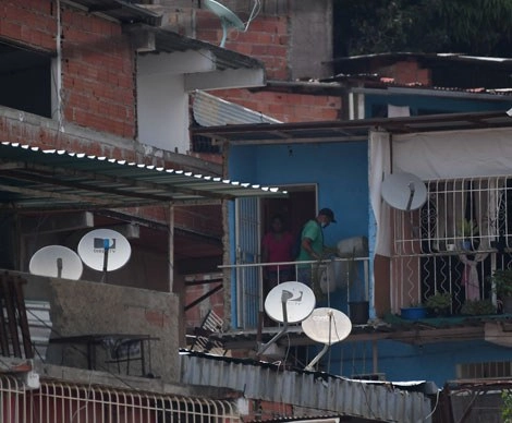 El gigante estadunidense de las telecomunicaciones anunció ayer su retiro "inmediato" de ese mercado, donde ofrecía la plataforma satelital DirectTV, debido a las sanciones impuestas por el gobierno de Donald Trump al país sudamericano. Foto Afp