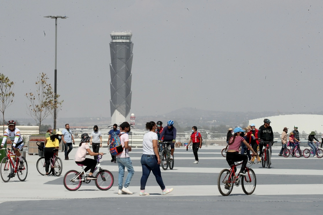 Visitantes al Aeropuerto Internacional Felipe Ángeles. Al fondo, la torre de control, el 13 de marzo de 2022. Foto Roberto García Ortiz