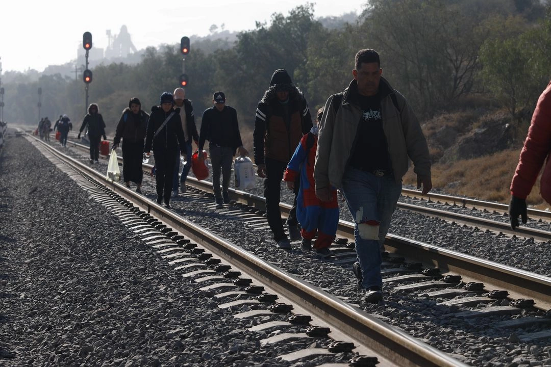 El gobierno de Donald Trump dejó al margen a 6 mil migrantes que llegaron legalmente a EU de muchos servicios financieros, además de impedirles ejercer sus derechos civiles y políticos.
