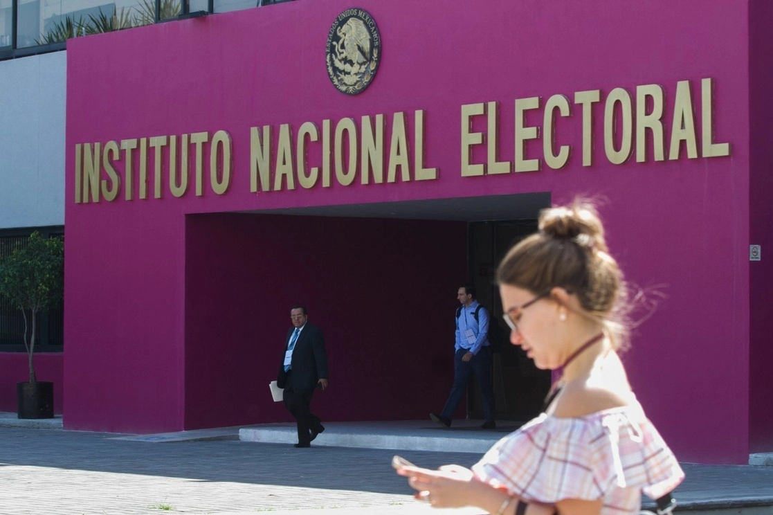 El Consejo General del Instituto Nacional Electoral determinó cancelar la posibilidad del registro como candidatos federales a 27 aspirantes por no haber entregado el informe de gastos de precampaña o entregarlo de manera extemporánea. Foto Cuartoscuro / Archivo
