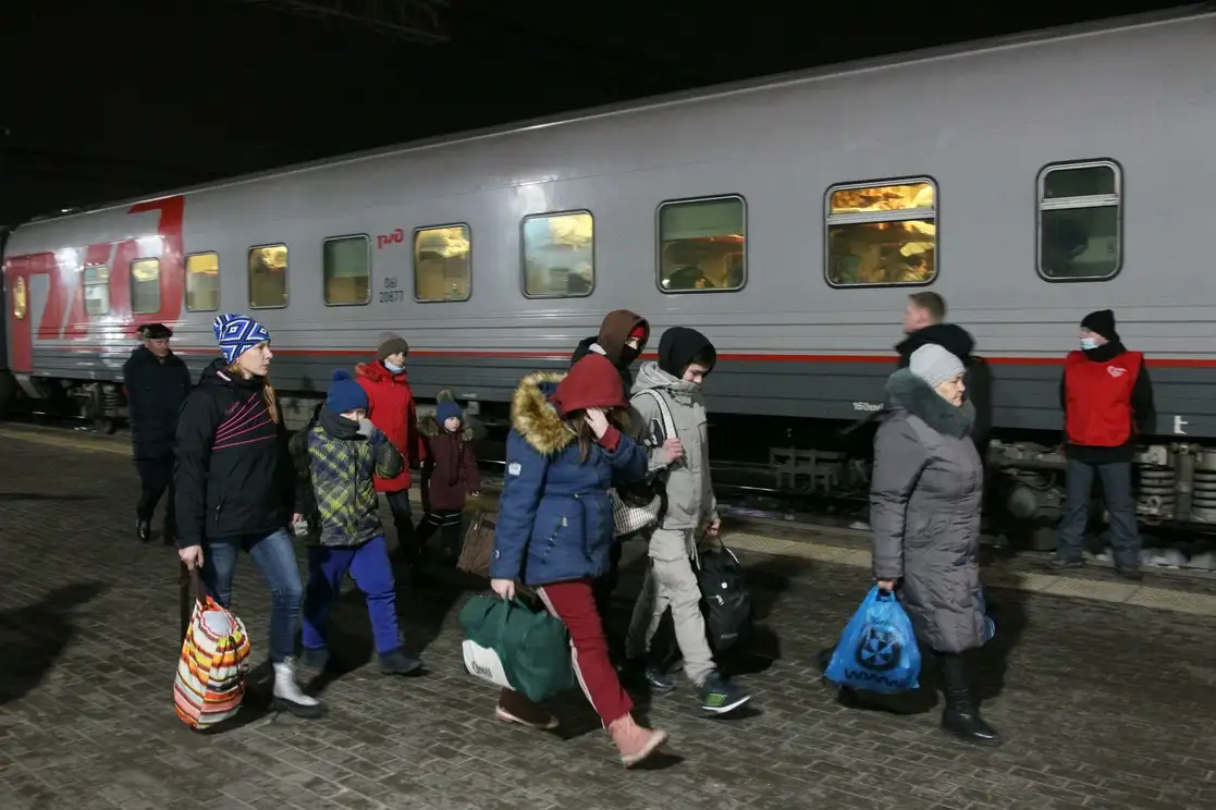 Refugiados del este de Ucrania llegan a una estación del tren en Rusia. Foto Xinhua