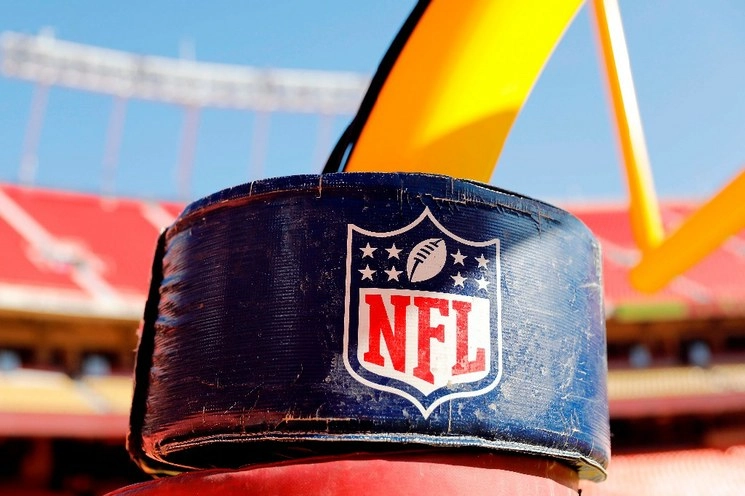 Vista detallada del logotipo de la NFL en el poste de la portería del Juego del Campeonato de la AFC entre los Jefes de Kansas City y los Titanes de Tennessee en el Arrowhead Stadium en Kansas City, Missouri, el 19 de enero de 2020. Foto Afp 