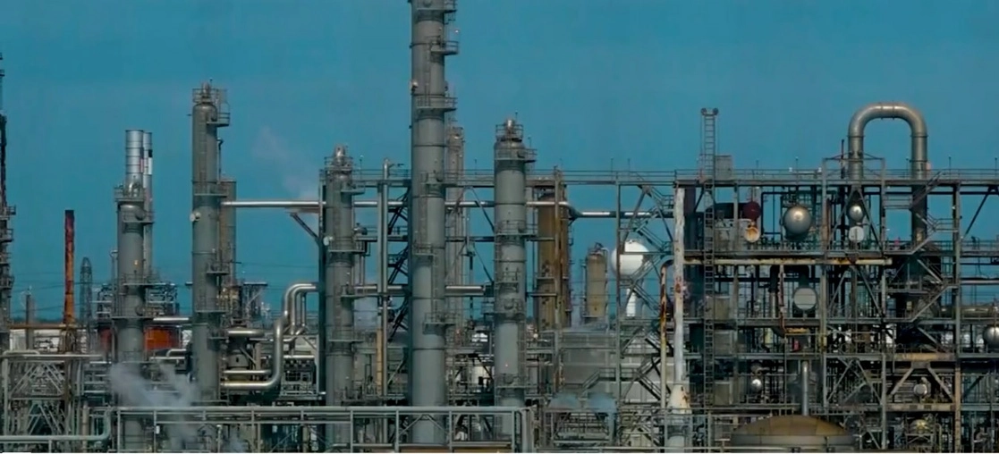 Aspectos de una refinería de Pemex. Foto @Pemex