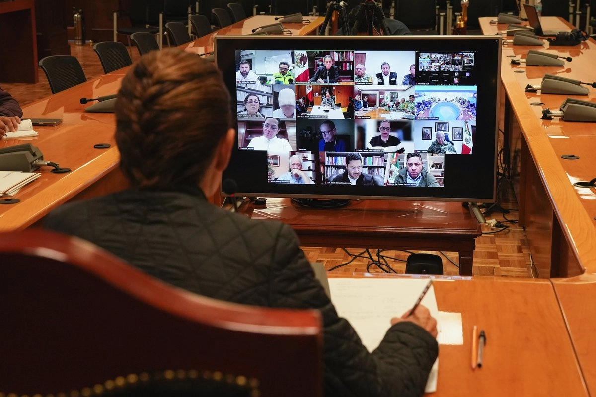 La presidenta Claudia Sheinbaum en reunión con miembros de su gabinete donde planean las acciones para ayudar a las comunidades afectadas por las receintes lluvias. Foto