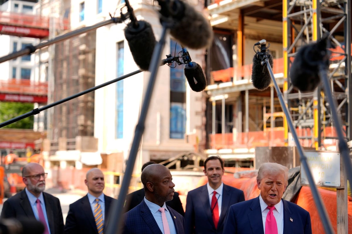 El presidente Trump habla con reporteros. Foto