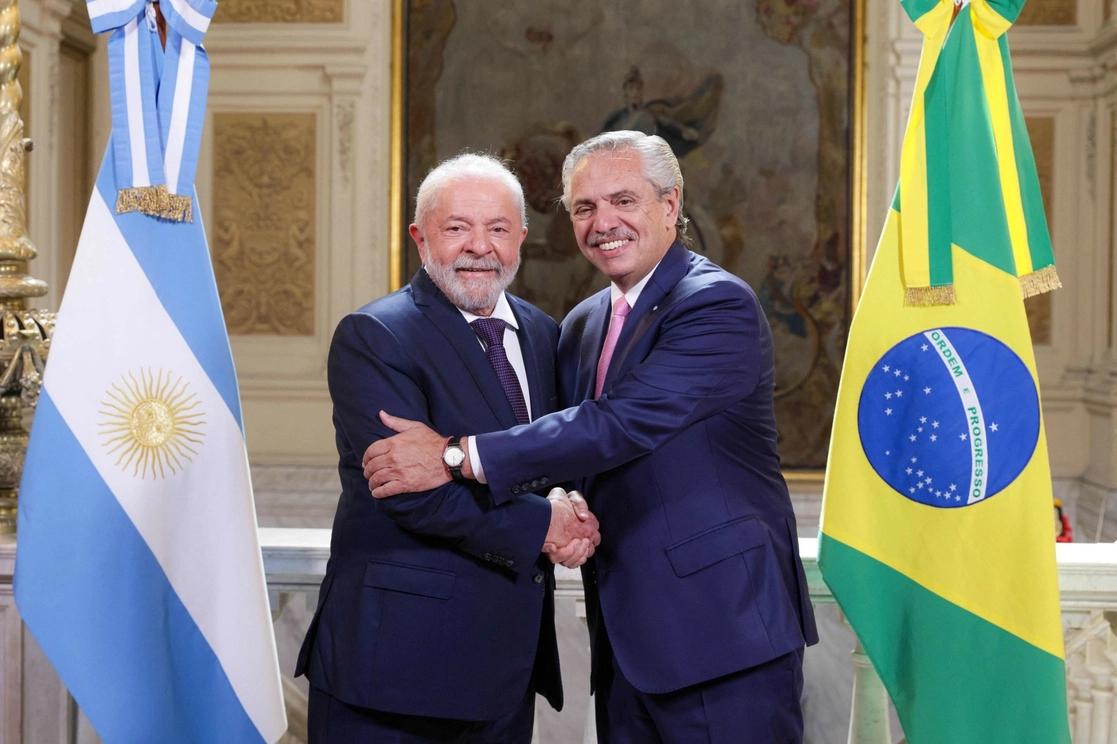 El presidente brasileño, Luiz Inacio Lula da Silva y su par argentino Alberto Fernández, hoy en la Casa Rosada en Buenos Aires. Foto Afp 