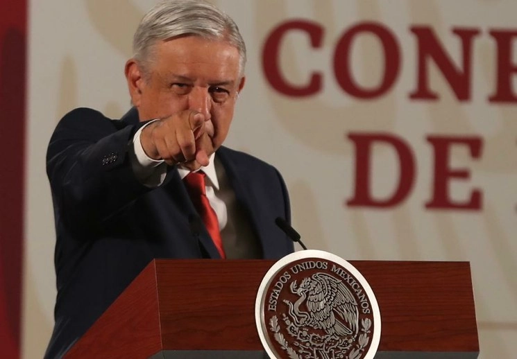 La decisión de parar la construcción de la cervecera no es una decisión autoritaria como aseguró el CCE. Este defiende a su sector, y yo debo defender al pueblo, dijo López Obrador. Foto Pablo Ramos  