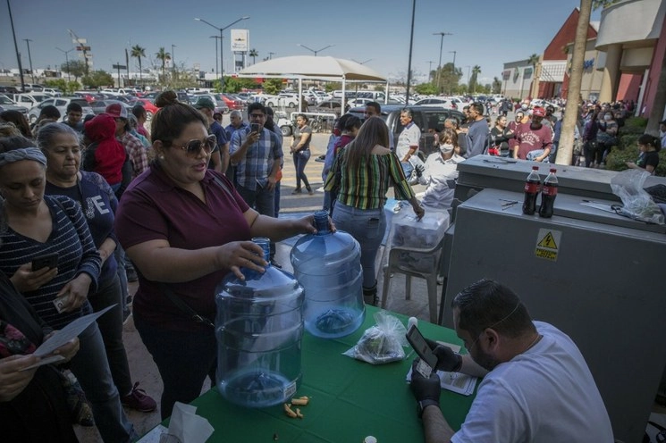 Personas emiten su voto en la consulta sobre la planta cervecera. Foto Cuartoscuro