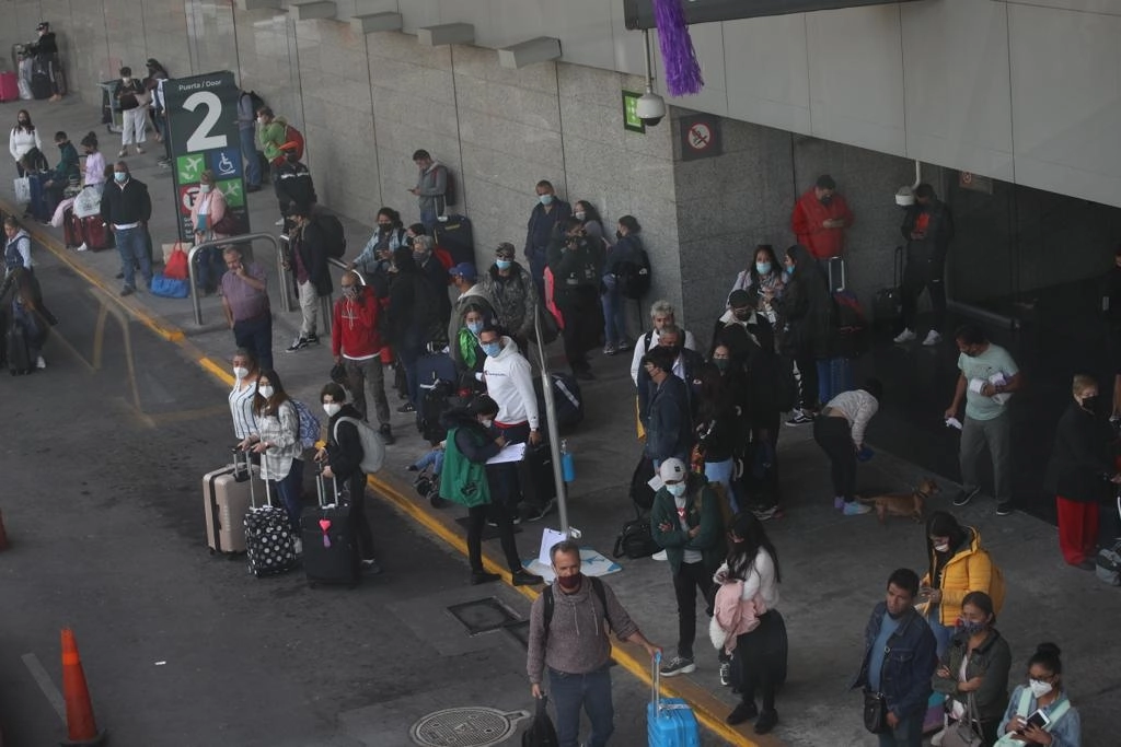 Usuarios en el exterior de la Terminal 1 del Aeropuerto Internacional de la Ciudad de México, luego de la cancelación de vuelos, el 7 de enero de 2022. Foto María Luisa Severiano
