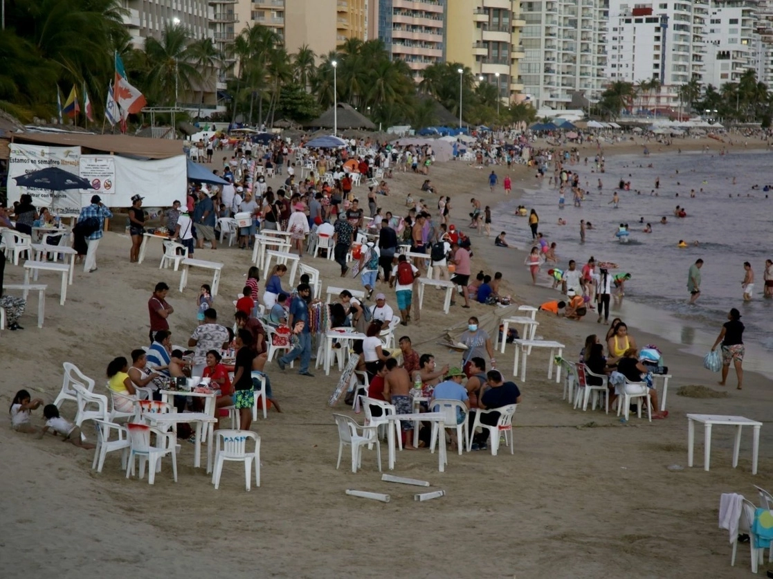 Turistas en las playas de Acapulco durante el 1 de enero de 2021. Foto Cuartoscuro / Archivo