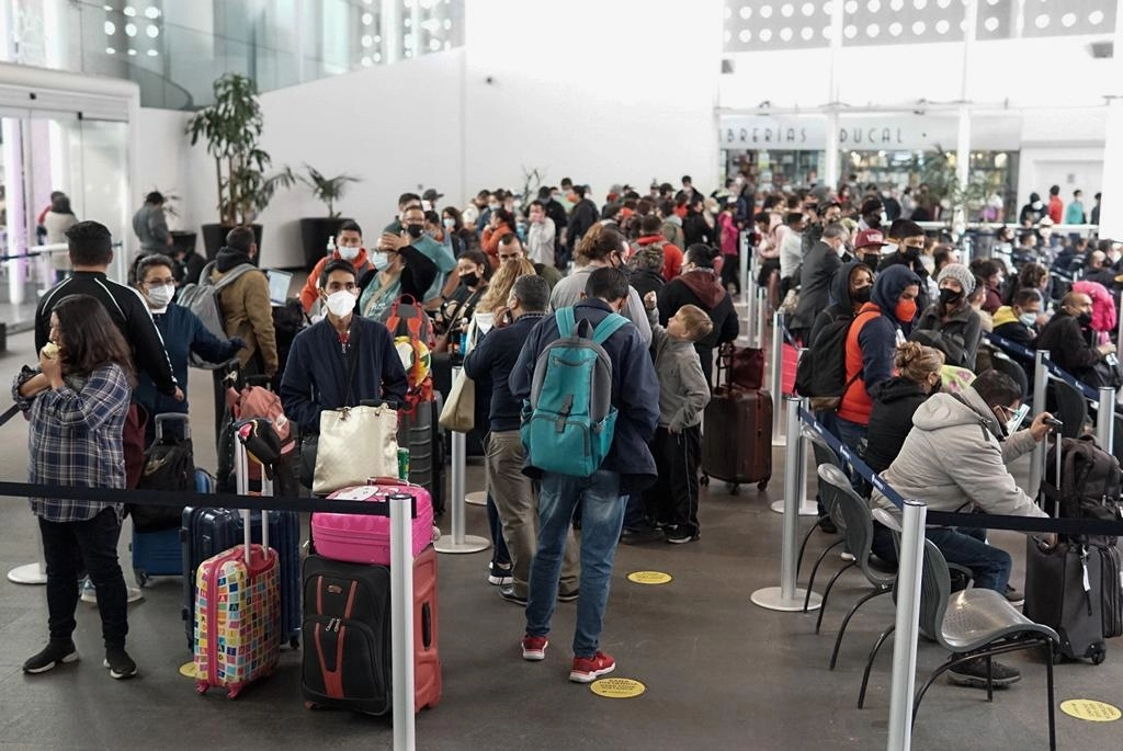 Usuarios de la T2 del AICM esperan sus vuelos. Foto Pablo Ramos
