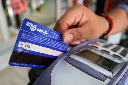 Los cuatro principales bancos en México (BBVA, Banamex, Santander y Banorte) suman 16 millones 959 mil 387 tarjetas de crédito en el mercado. Foto Cuartoscuro