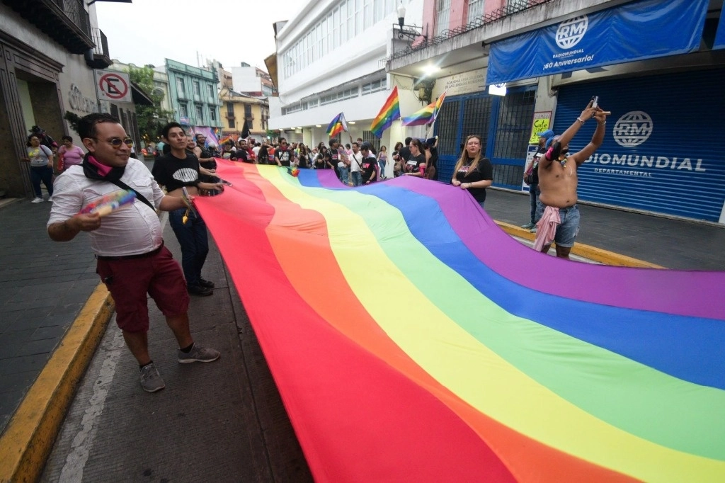 Colectivos LGBT+ protestan en Veracruz contra los crímenes de odio, el 17 de junio de 2023. Foto Cuartoscuro / Archivo