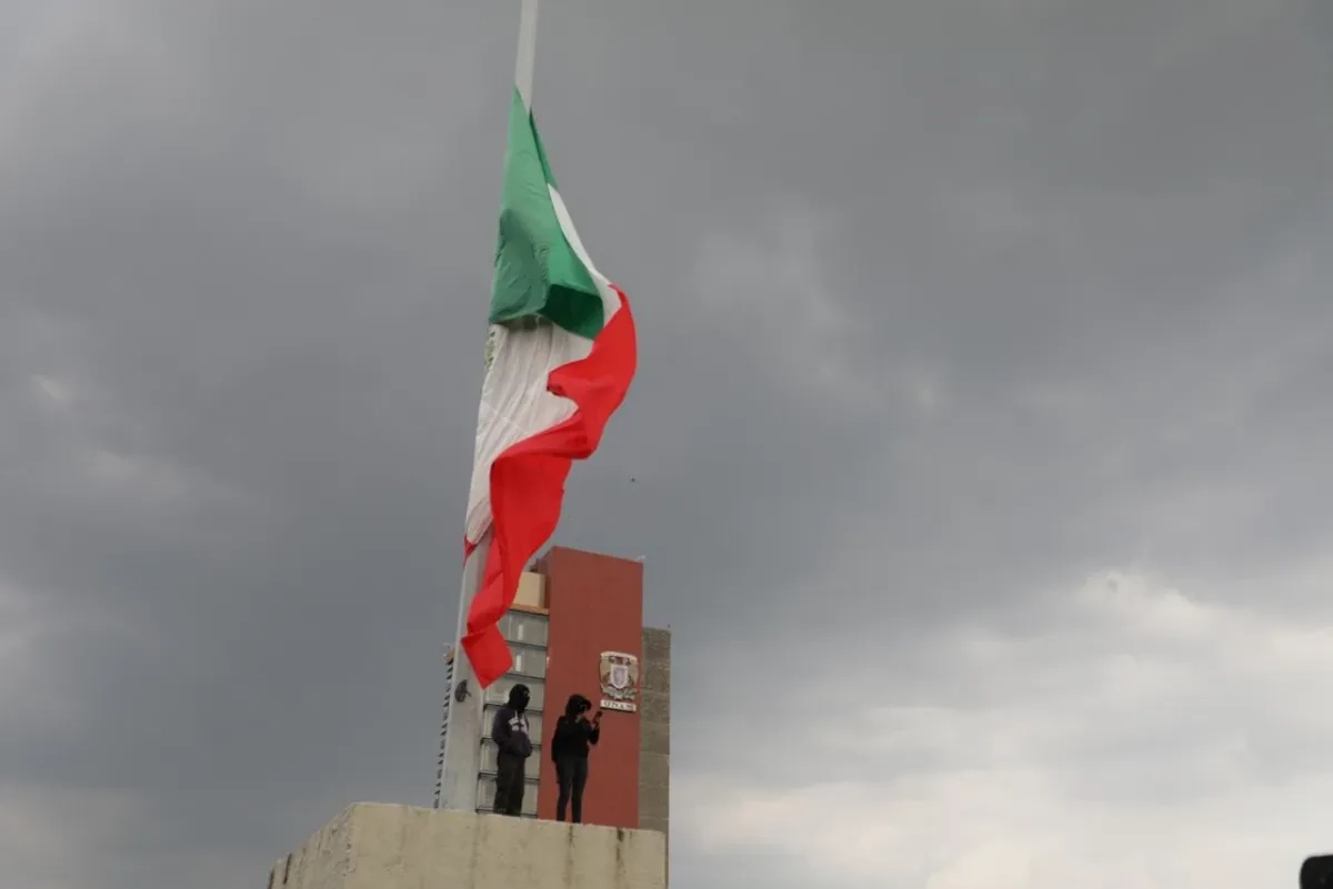 Llegan estudiantes del CCH Sur a rectoría donde realizaron un minuto de silencio por Jesús, estudiante asesinado el pasado 22 de septiembre. Además izaron la bandera a media asta y nombraron luto nacional por el joven asesinado,  el 24 de septiembre de 2025. Foto