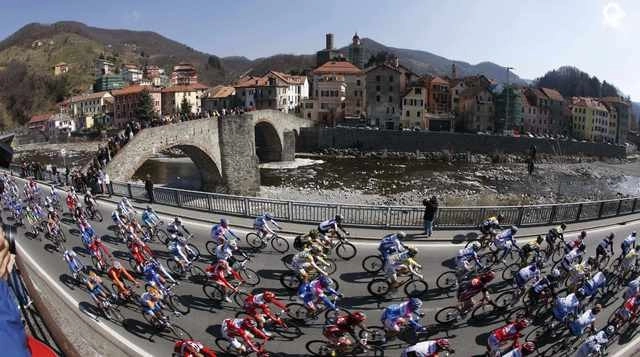 Competidores en la prueba ciclista Milan-Sanremo de 2019. Foto Ap / Archivo