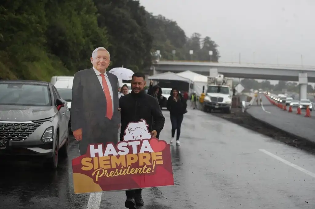 Asistentes que acudieron a la inauguración del entronque La Pera-Tepoztlán, que llevaría a cabo el presidente Andrés Manuel López Obrador y su sucesora Claudia Sheinbaum, se retiran de lugar tras la cancelación del evento a último minuto, en Morelos, el 26 de septiembre de 2024. Foto Yazmín Ortega Cortés