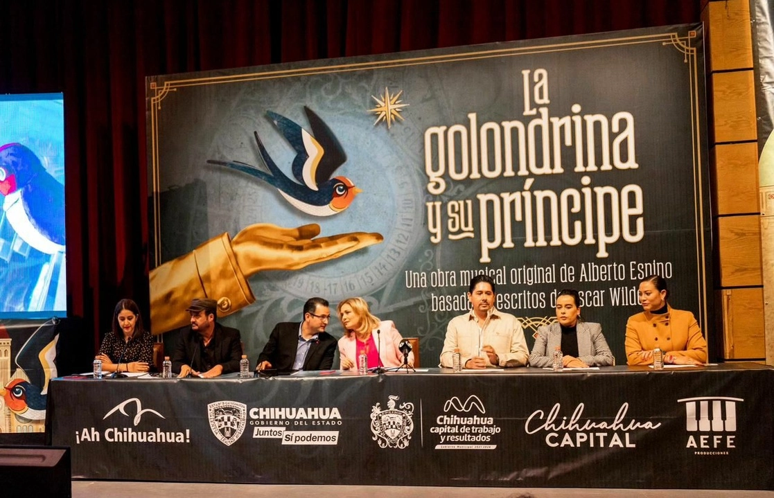 La gobernadora de Chihuahua, María Eugenia Campos Galván (al centro), y el alcalde de la capital del estado, Marco Bonilla Mendoza (a su lado, de anteojos), presentaron en el teatro Fernando Saavedra el musical ‘La golondrina y su príncipe’. Foto Jesús Estrada
