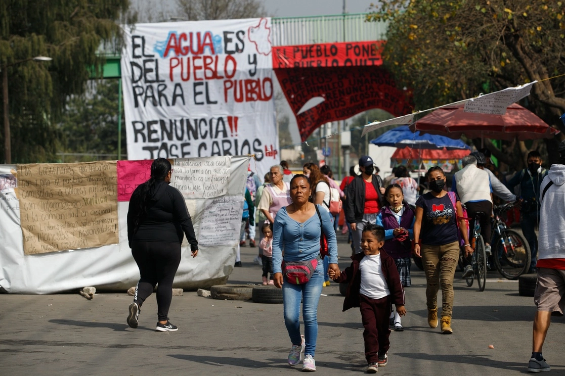 Se esperaba que durante la noche llantas y ramas que sirvieron para el cierre fueran removidas. Foto Yazmín Ortega